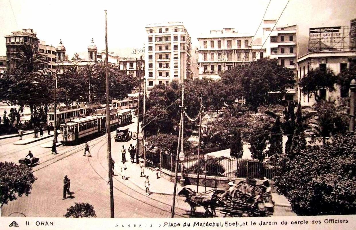 Oran - Place du Marechal Foch et Jardin du Cercle des Officiers.jpg
